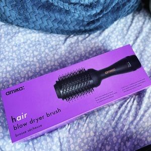 AMIKA blow-dry brush